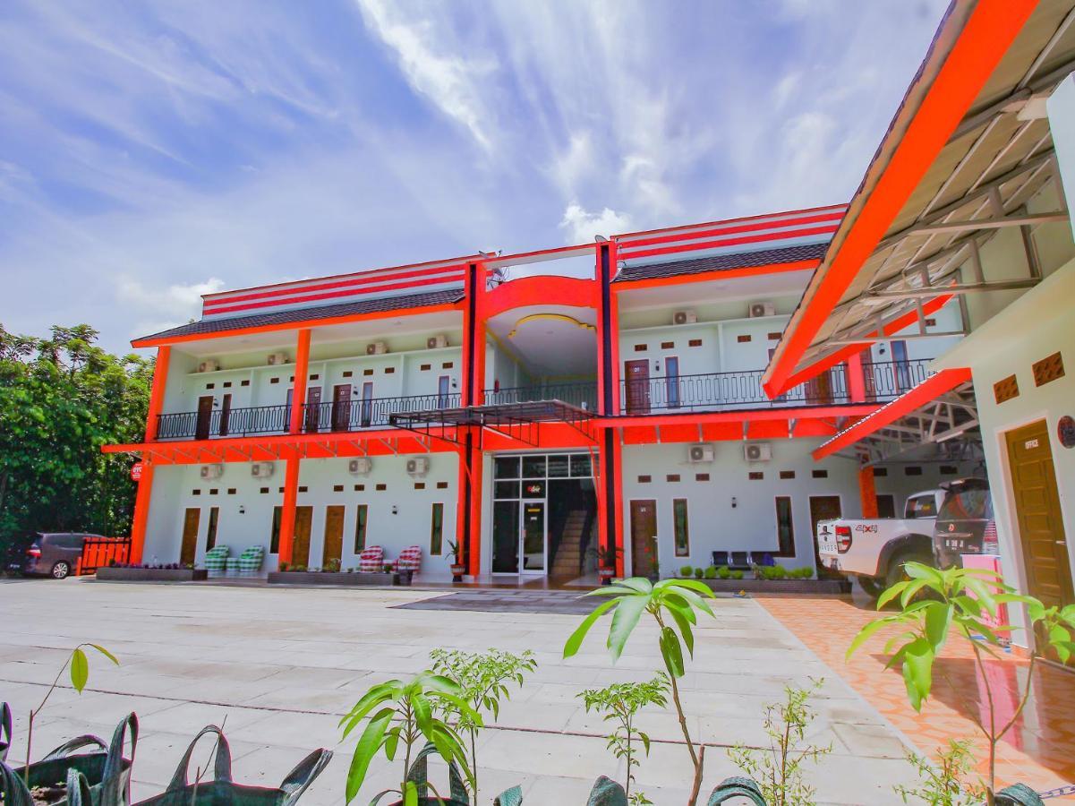 Oyo 90063 Silver Homestay Syariah Perabumulih Екстериор снимка
