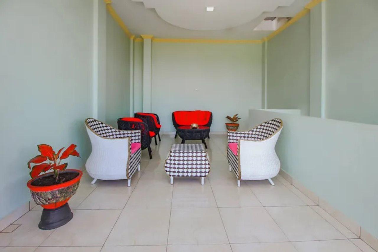 Oyo 90063 Silver Homestay Syariah Perabumulih Екстериор снимка